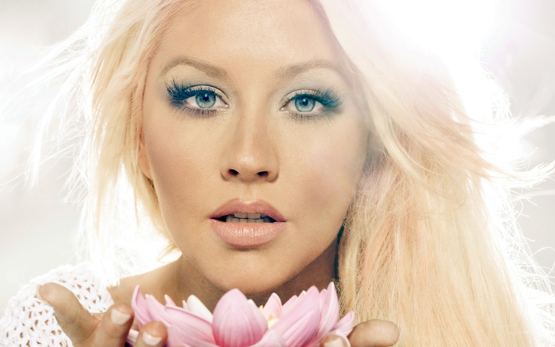 Download this Christina Aguilera Tiene Nuevo Single Let There Love picture
